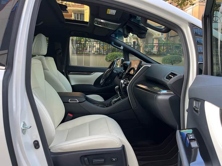 Фото 13 - Lexus LM