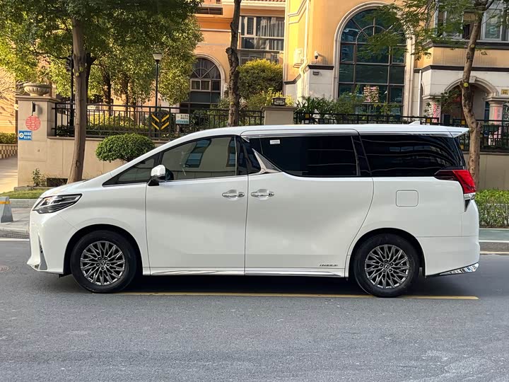 Фото 3 - Lexus LM