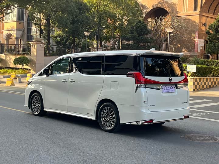 Фото 6 - Lexus LM