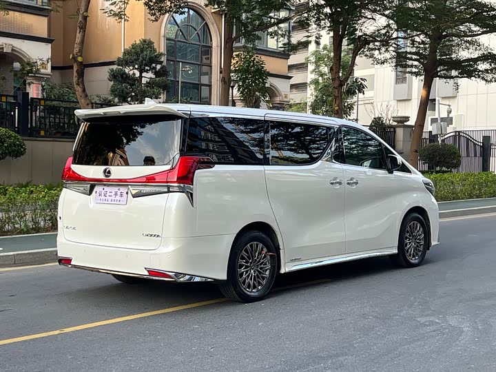 Фото 8 - Lexus LM