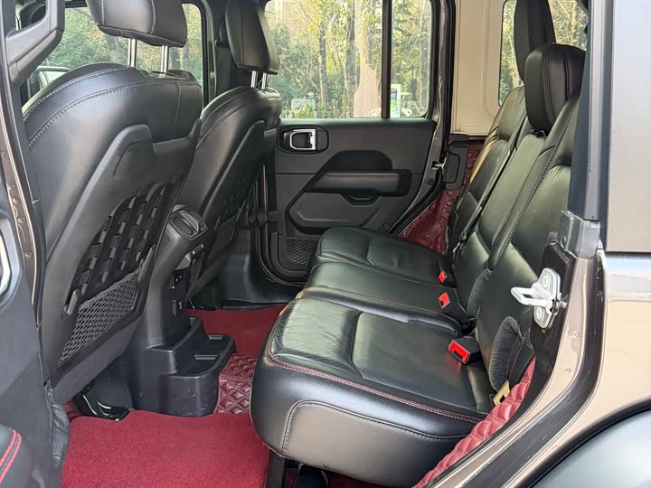 Фото 23 - Jeep Wrangler