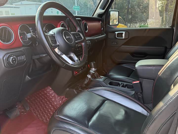 Фото 24 - Jeep Wrangler