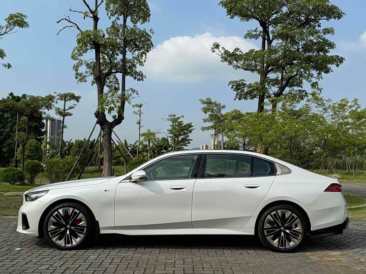 Фото 19 - BMW 5 Series