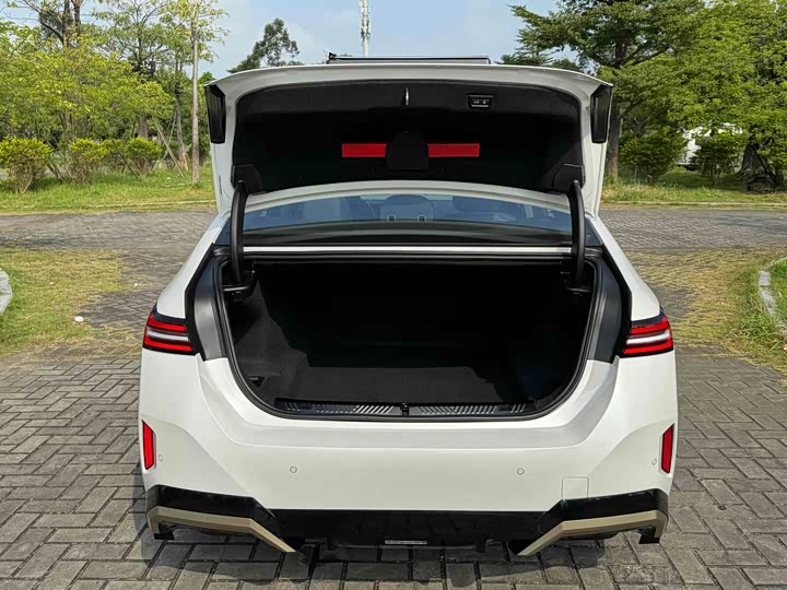 Фото 23 - BMW 5 Series