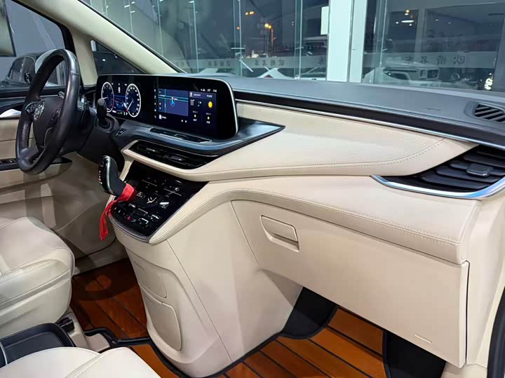 Фото 18 - Buick GL8 ES