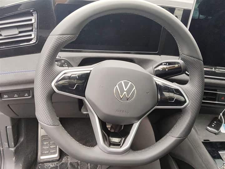 Фото 11 - Volkswagen Tiguan L Pro