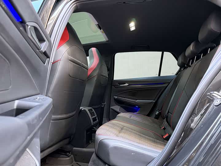 Фото 7 - Volkswagen Golf GTI