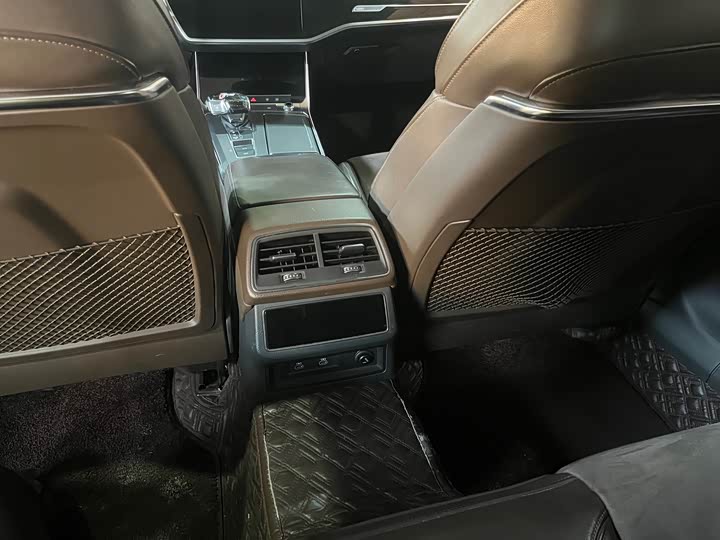 Фото 10 - Audi A7L