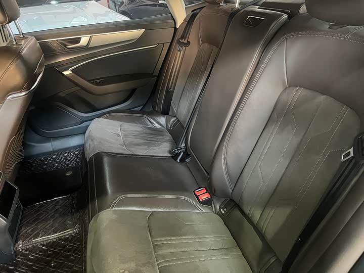 Фото 11 - Audi A7L