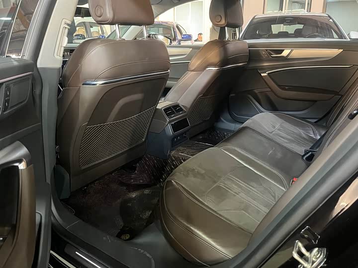 Фото 8 - Audi A7L