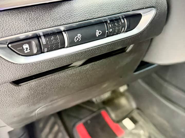 Фото 15 - Geely Coolray