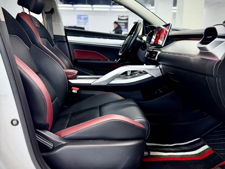 Фото 22 - Geely Coolray