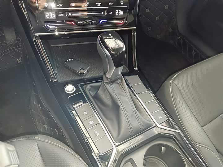 Фото 14 - Volkswagen Passat