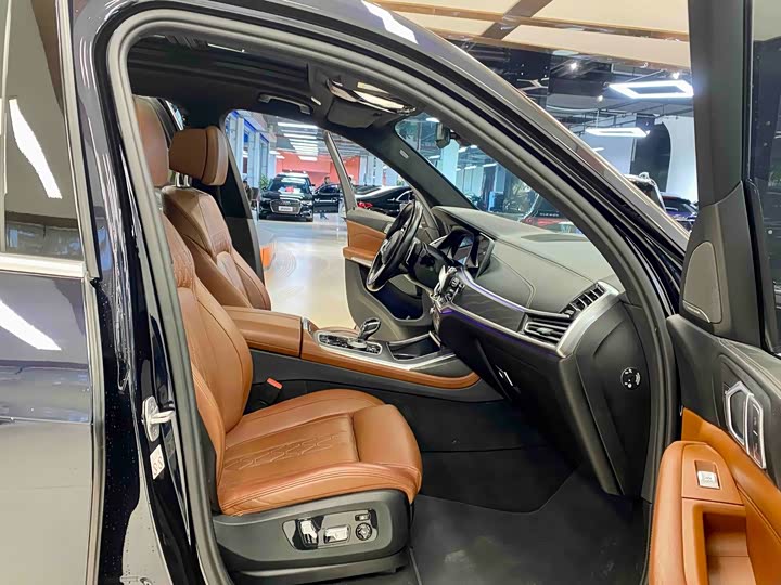 Фото 17 - BMW X7