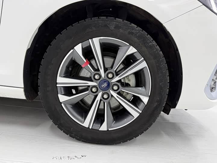 Фото 19 - Ford Escort