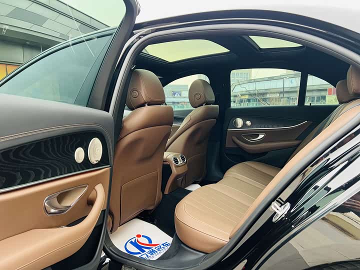 Фото 13 - Mercedes-Benz E-Class