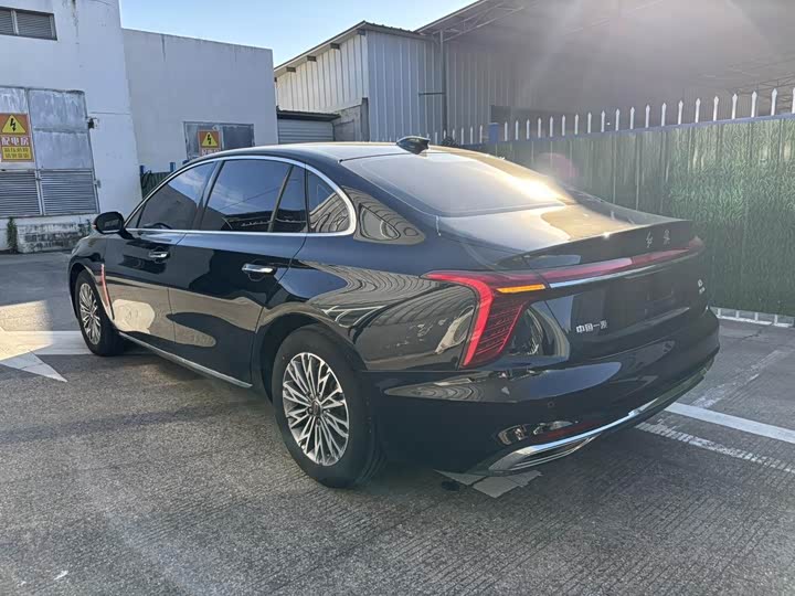 Фото 13 - Hongqi HS5