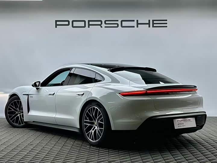 Фото 6 - Porsche Taycan
