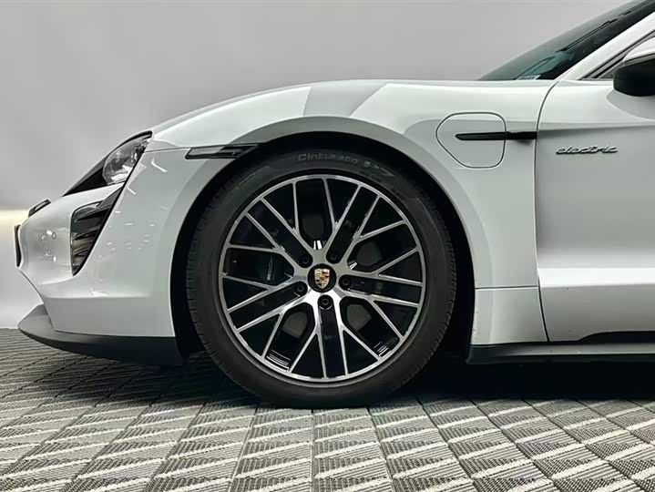 Фото 7 - Porsche Taycan