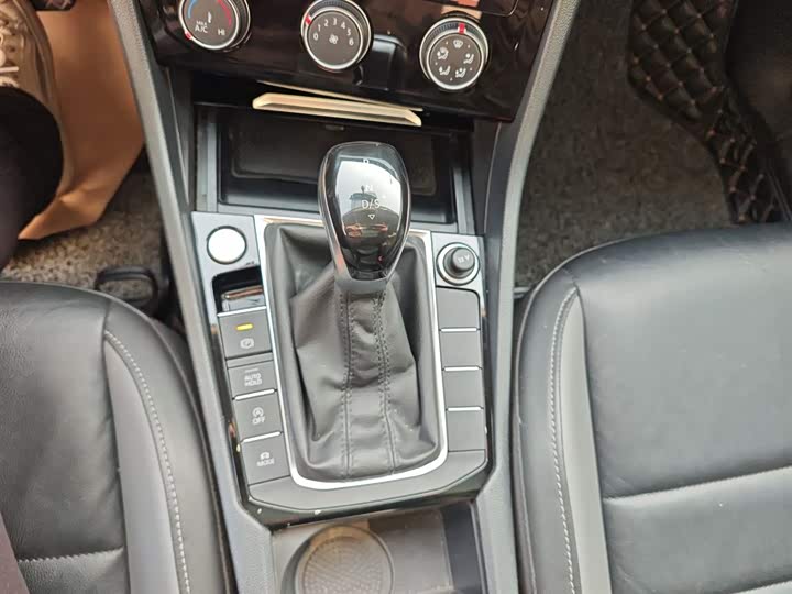 Фото 14 - Volkswagen Sagitar L