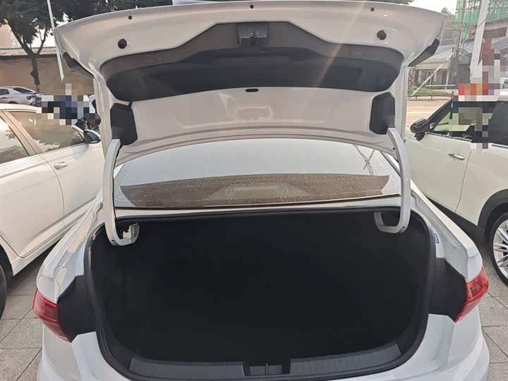 Фото 19 - Volkswagen Sagitar L