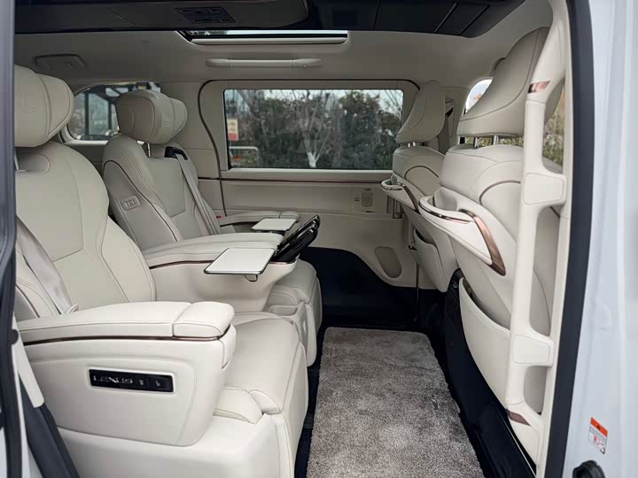 Фото 23 - Lexus LM