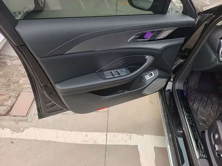 Фото 6 - Hongqi H5