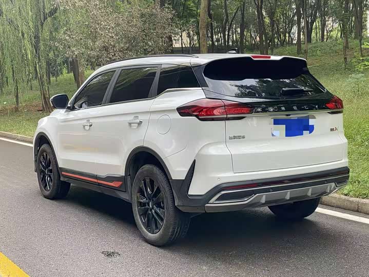 Фото 10 - Geely Atlas