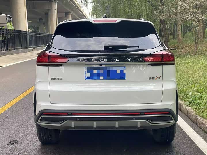 Фото 11 - Geely Atlas