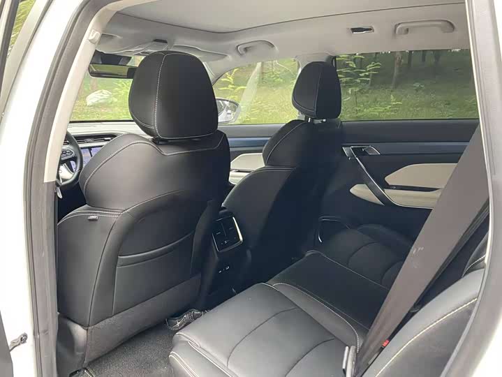 Фото 5 - Geely Atlas