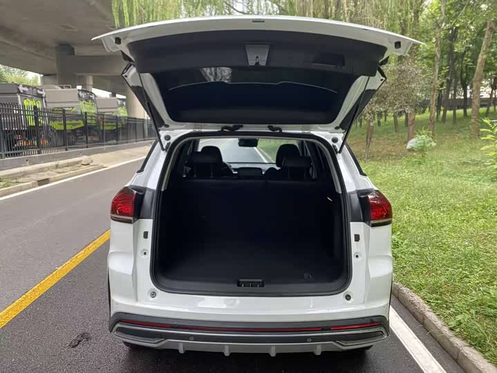 Фото 9 - Geely Atlas