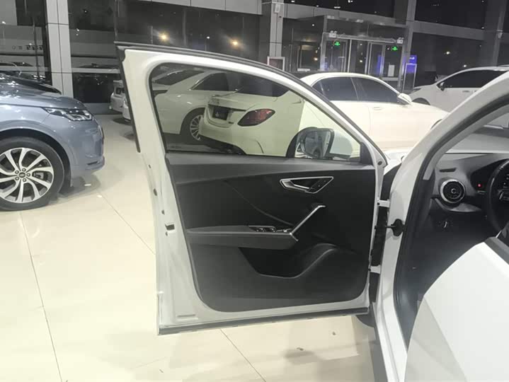 Фото 7 - Audi Q2L