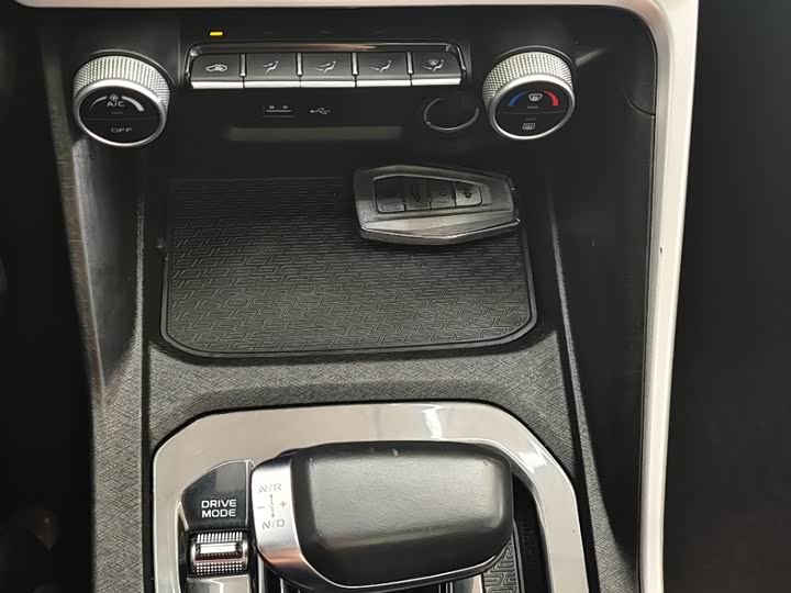 Фото 11 - Geely Coolray