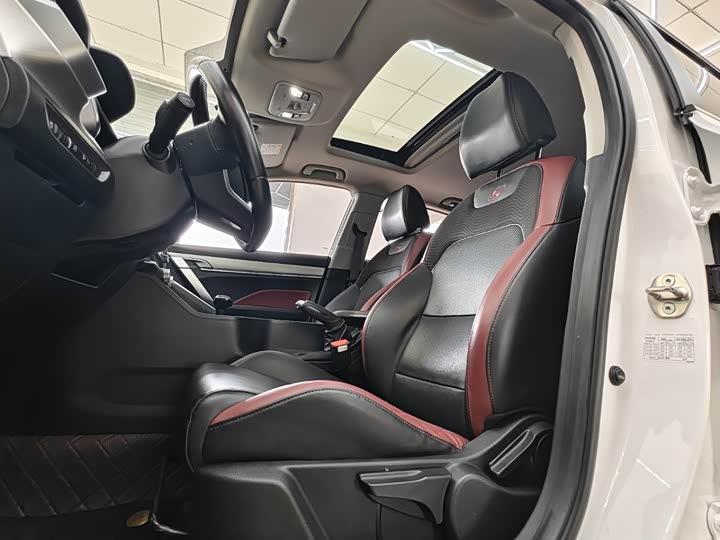 Фото 15 - Geely Coolray