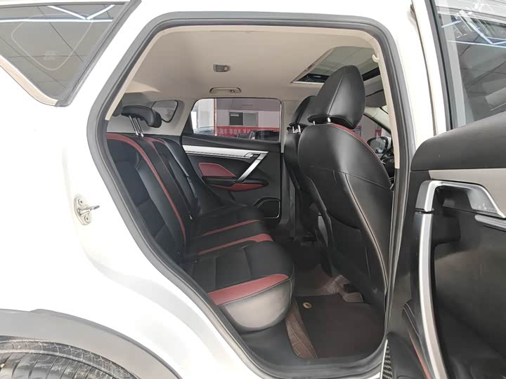 Фото 17 - Geely Coolray