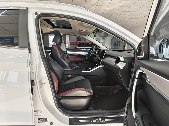 Фото 18 - Geely Coolray