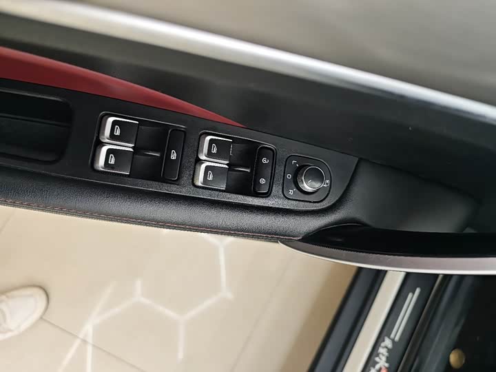 Фото 7 - Geely Coolray