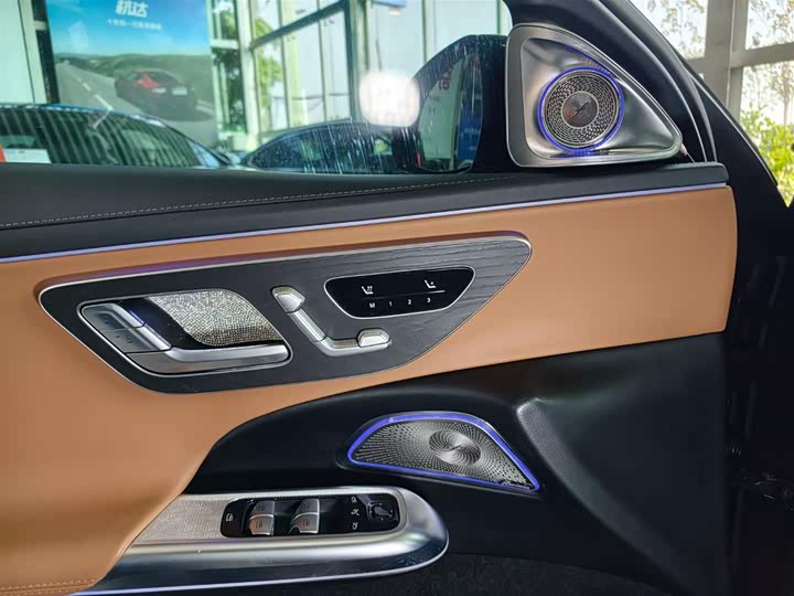 Фото 13 - Mercedes-Benz E-Class