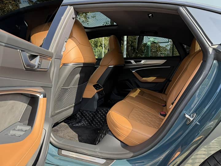 Фото 4 - Audi A7L