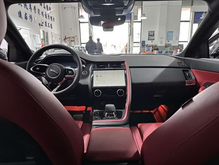 Фото 13 - Jaguar E-Pace