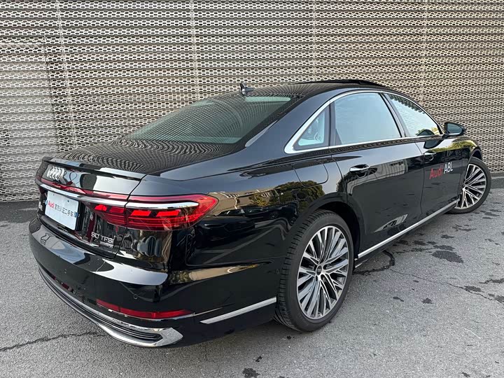Фото 4 - Audi A8