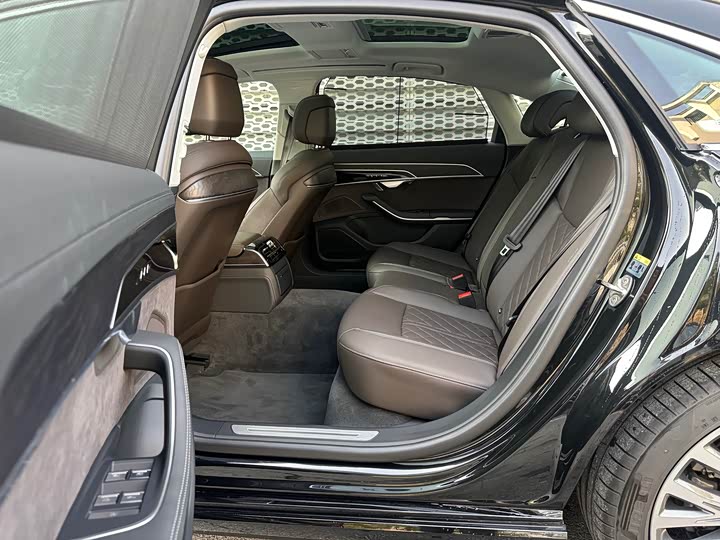 Фото 8 - Audi A8