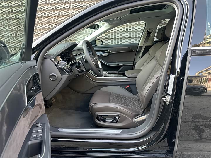 Фото 9 - Audi A8