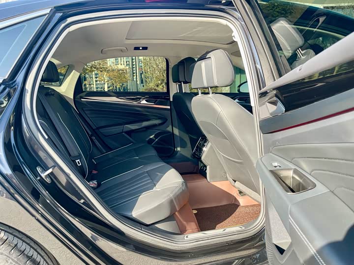 Фото 18 - Volkswagen Passat