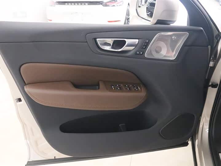 Фото 11 - Volvo XC60 Hybrid