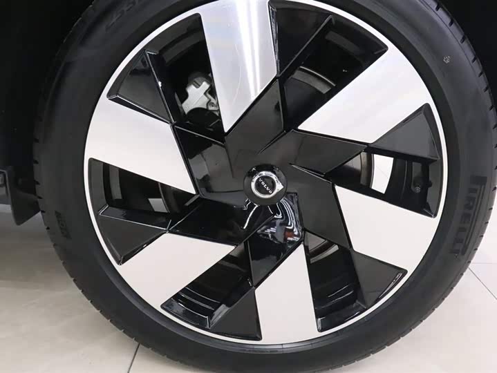 Фото 18 - Volvo XC60 Hybrid