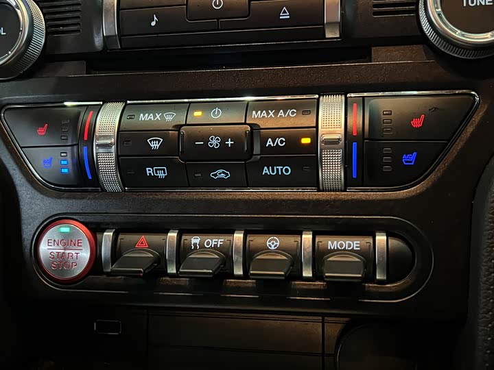 Фото 12 - Ford Mustang