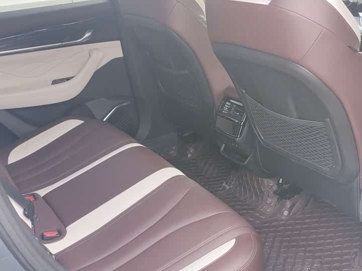 Фото 14 - Geely Monjaro