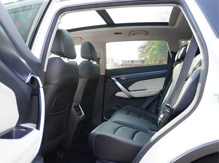 Фото 10 - Geely Atlas