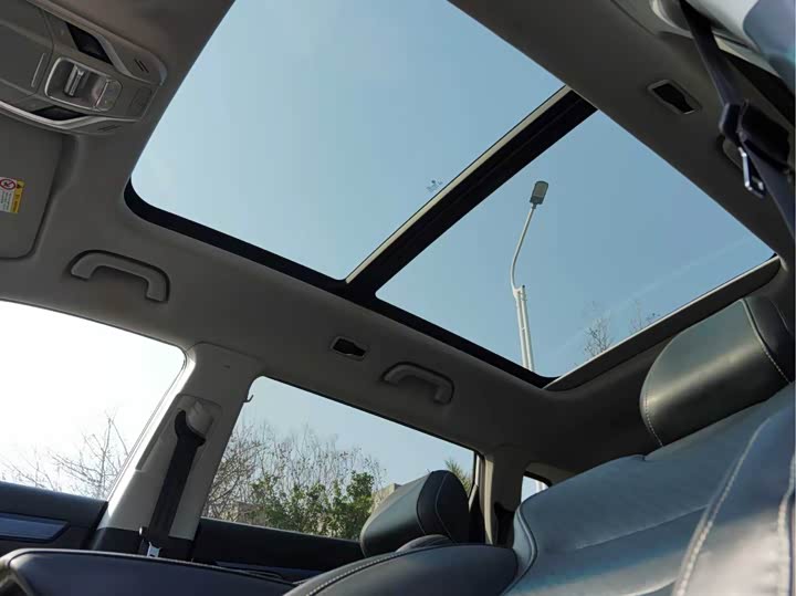 Фото 11 - Geely Atlas